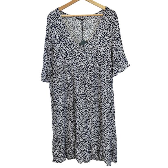 COZY Dresses & Skirts - COZY Blue And White Floral V Neck Shift Dress Womens Size Large NWT Lightweight